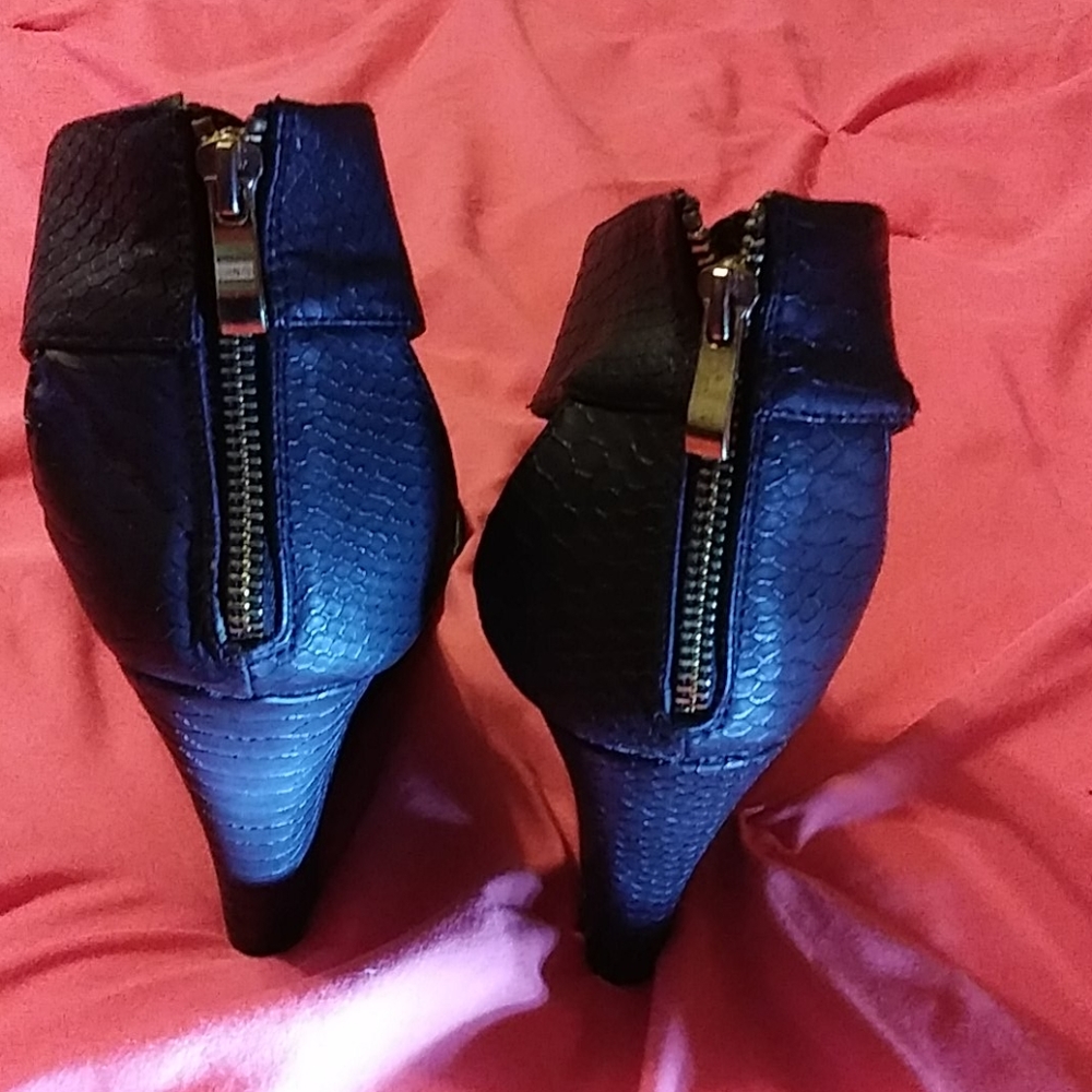 Shoes - Picture 2 of 4